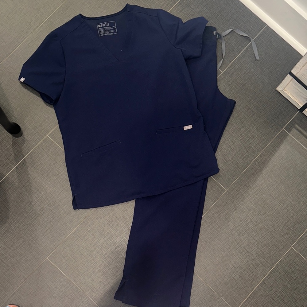 Figs Navy Blue Scrub Set, EUC both top and bottoms are medium
